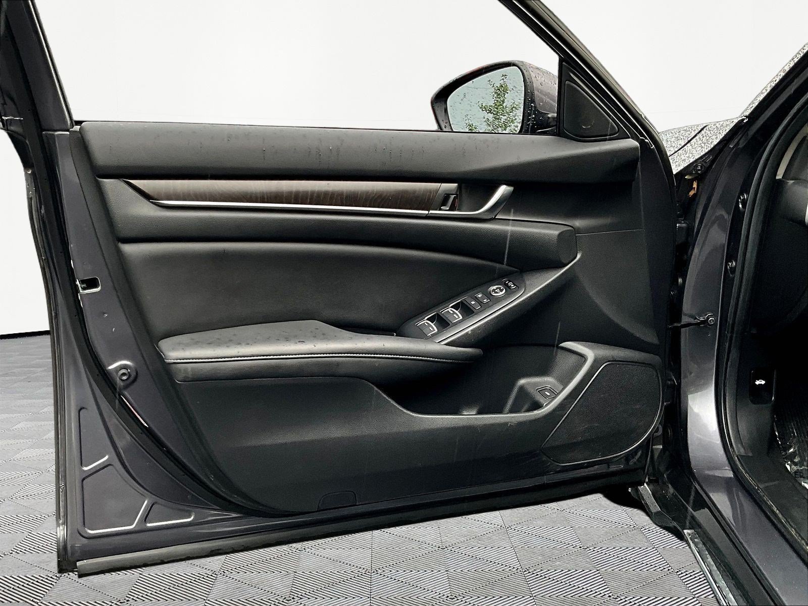 Used 2019 Honda Accord EX image 19