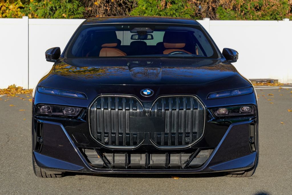 Used 2023 BMW 760i xDrive w/ Executive Package AWD/4WD image 2