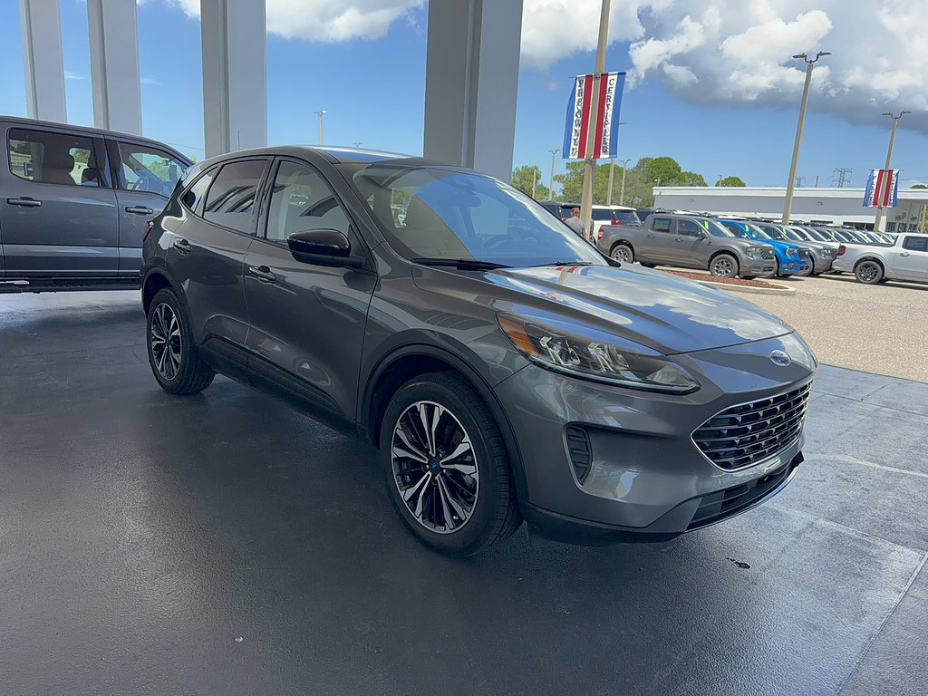 Certified 2022 Ford Escape SE w/ SE Sport Appearance Package AWD/4WD image 4