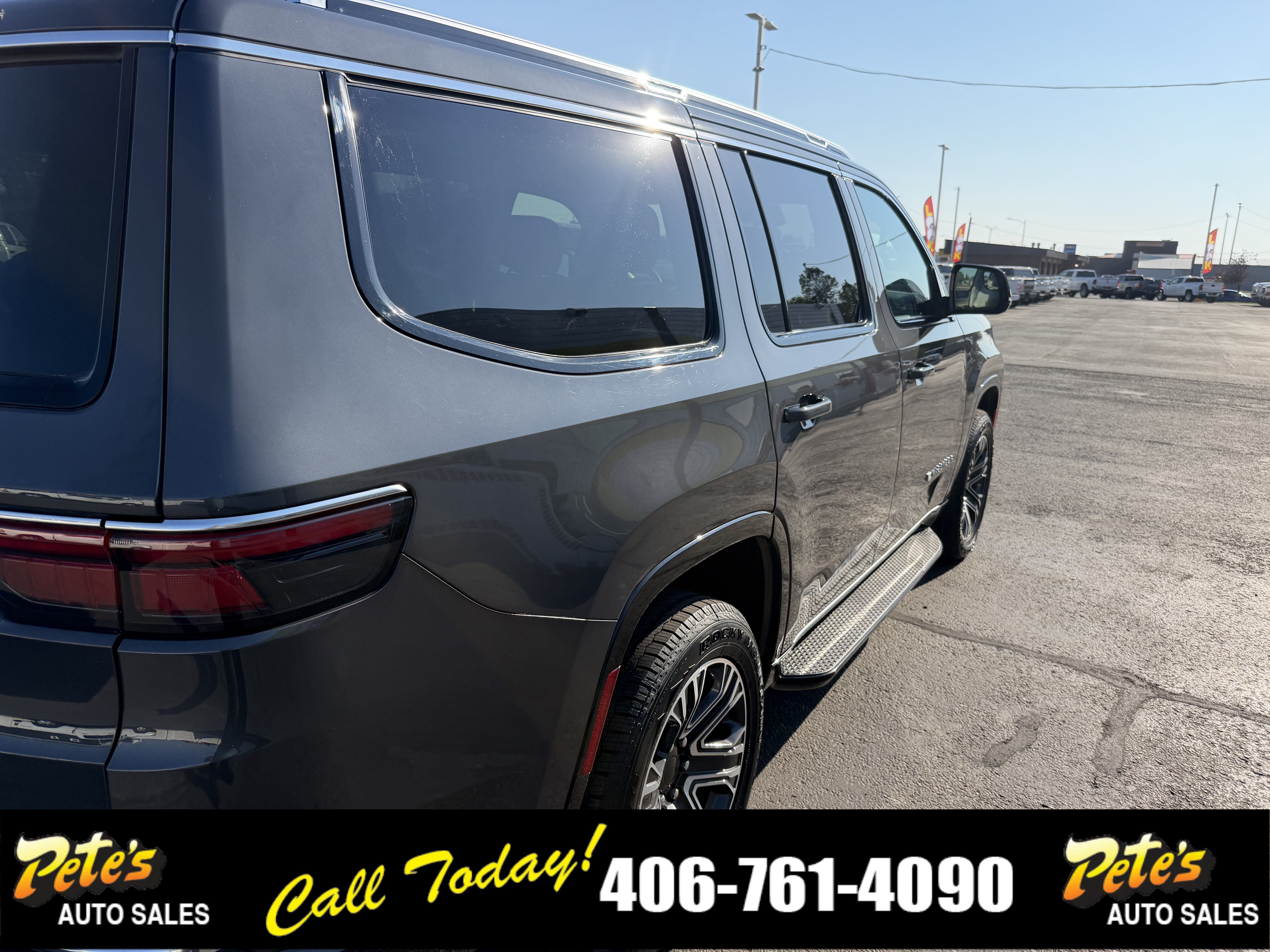 Used 2022 Jeep Wagoneer Series III w/ Flexible Seating Group AWD/4WD image 11