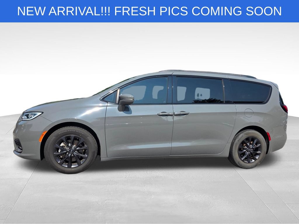 Used 2022 Chrysler Pacifica Touring-L w/ S Appearance Package FWD image 3