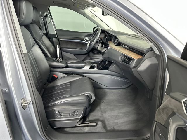 Used 2019 Audi e-tron Prestige w/ Prestige Package image 28