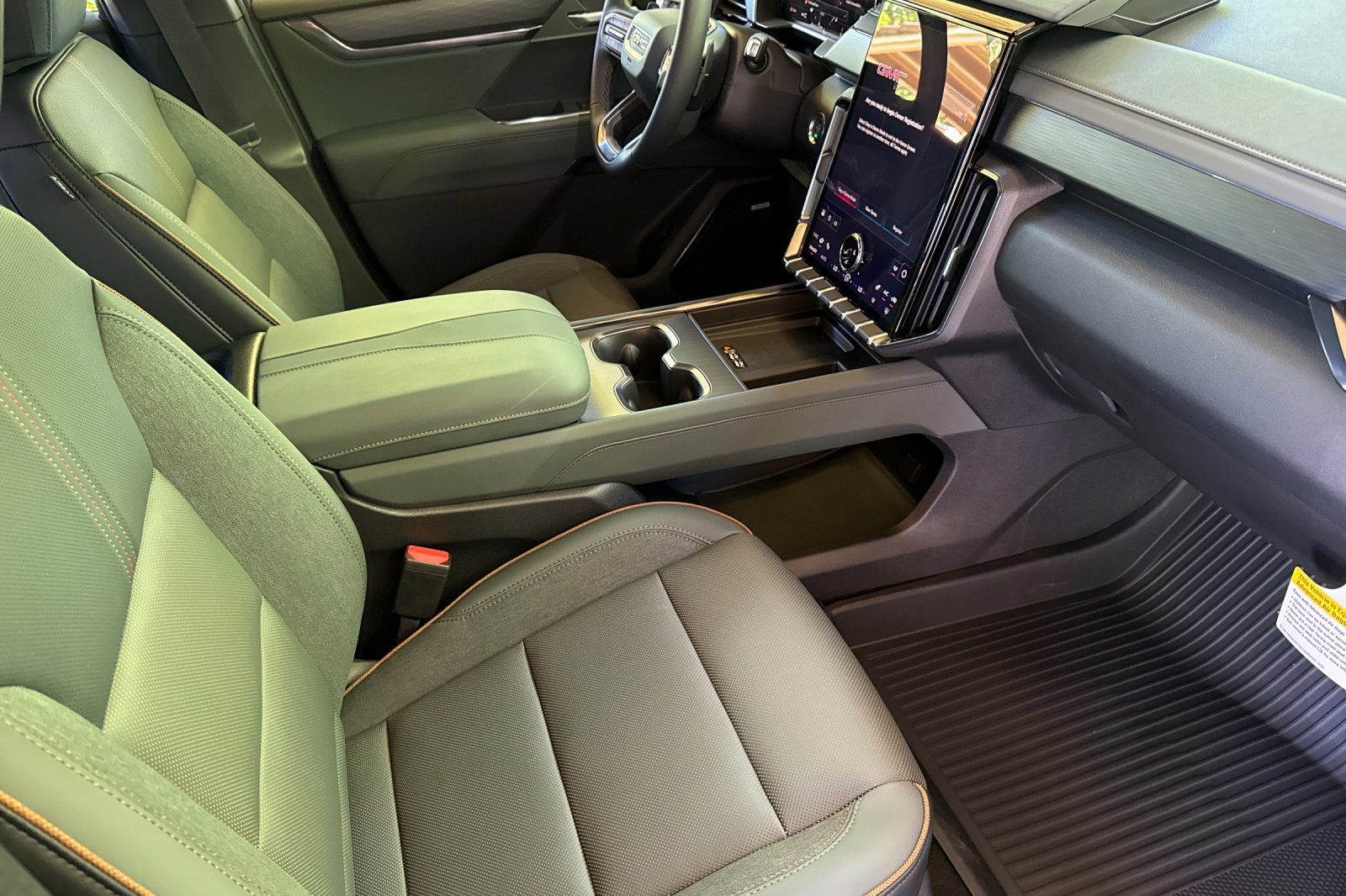 New 2026 GMC Acadia AT4 w/ LPO, Floor Liner Package AWD/4WD image 18