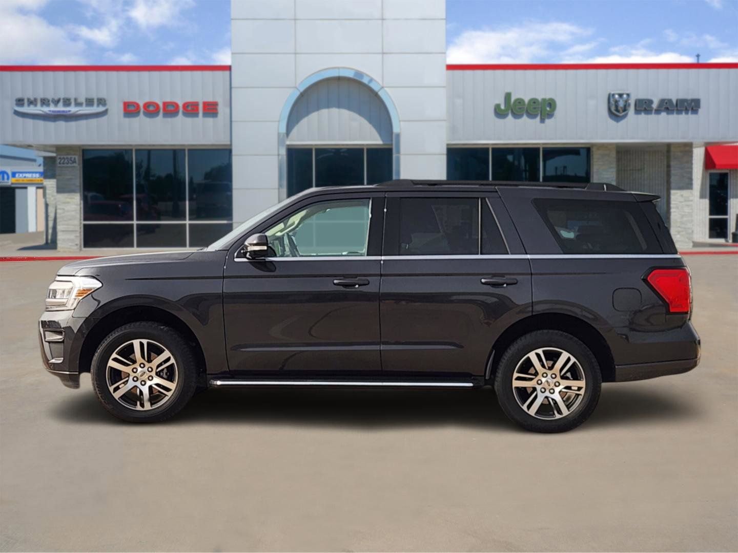 Used 2022 Ford Expedition XLT RWD image 3