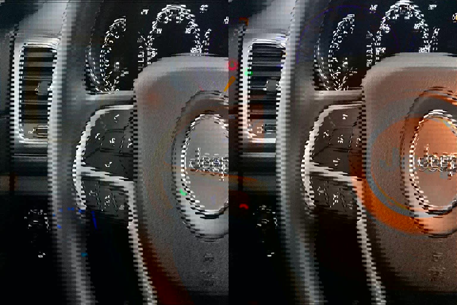 Used 2018 Jeep Grand Cherokee Altitude AWD/4WD image 22