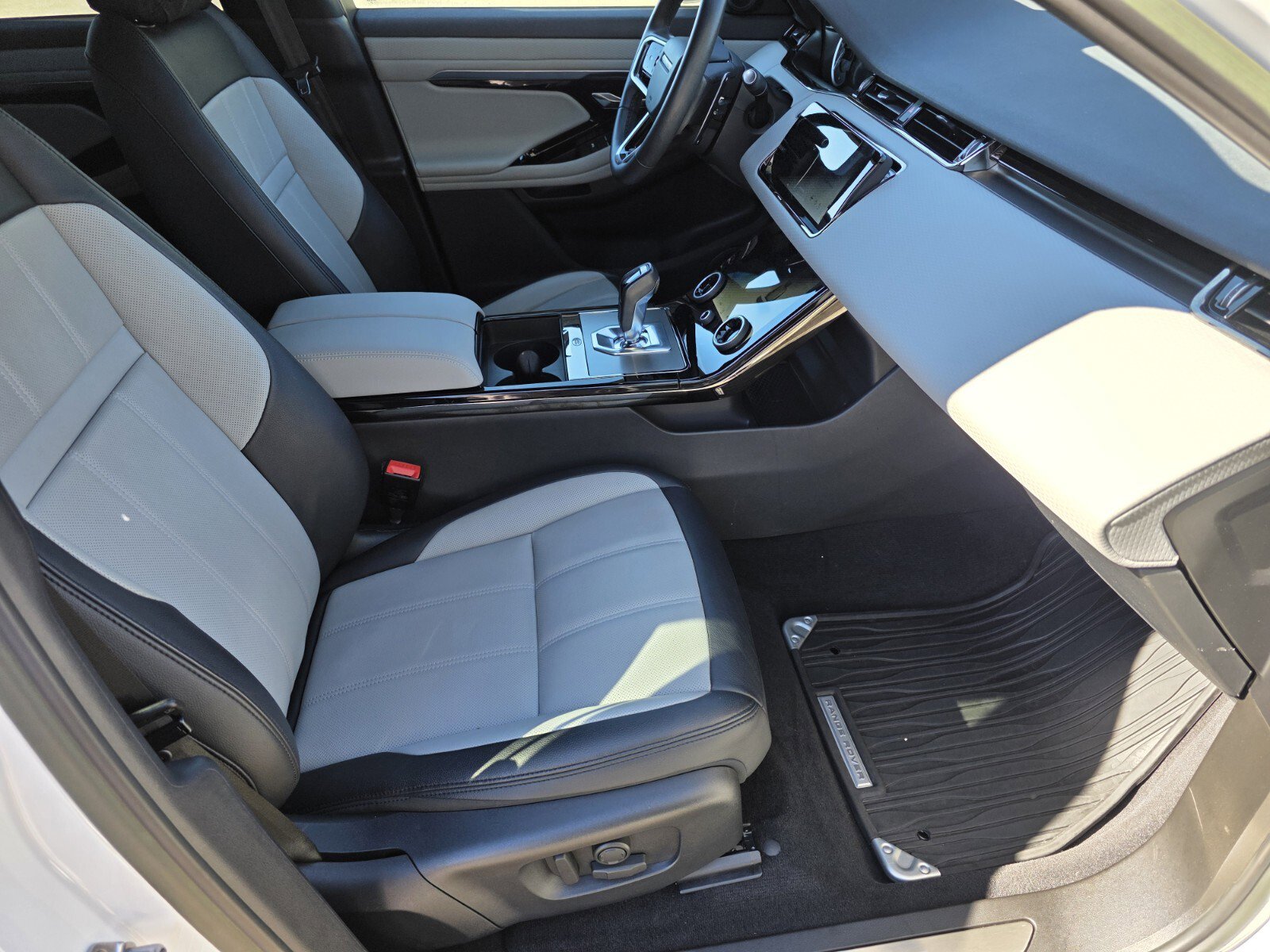 Used 2023 Land Rover Range Rover Evoque R-Dynamic S image 3