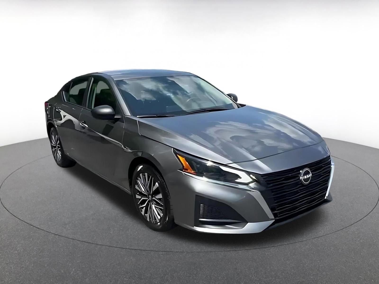 Used 2025 Nissan Altima 2.5 SV FWD image 3