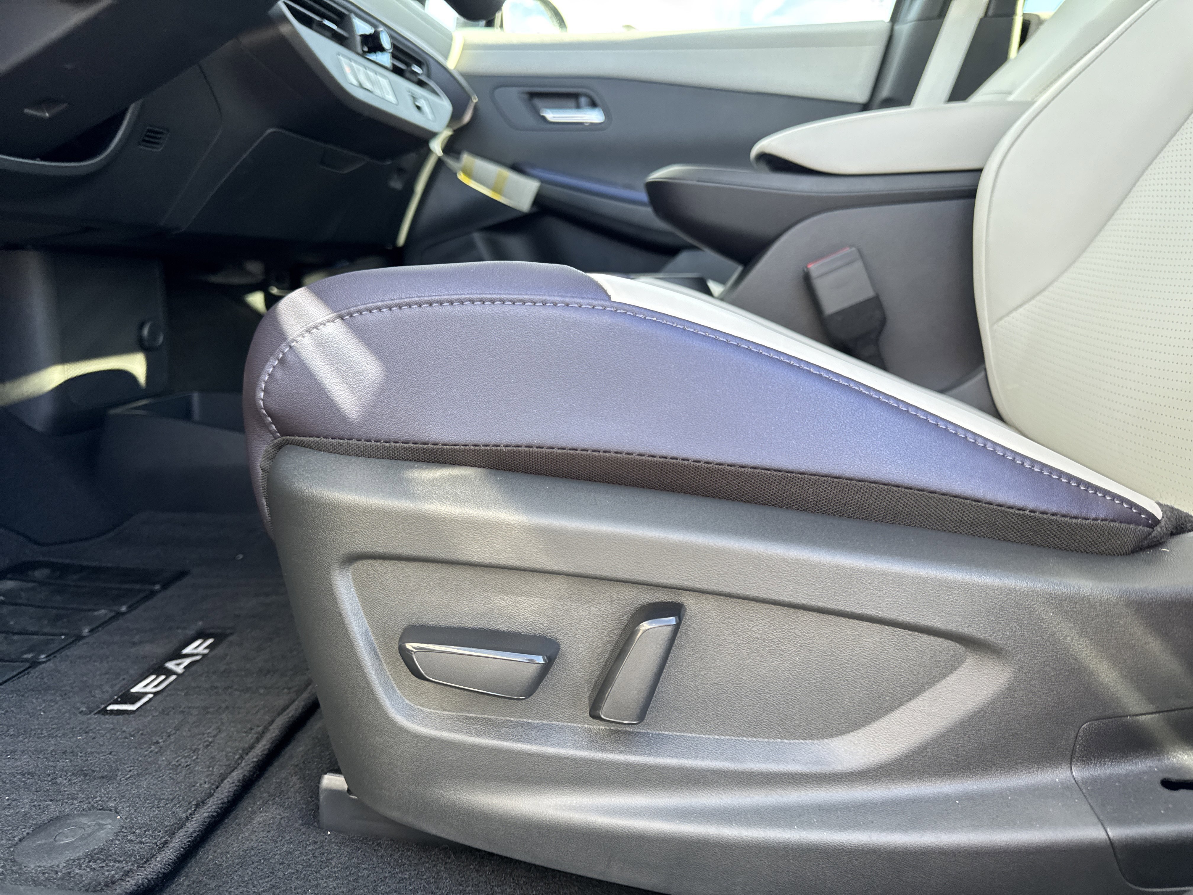 New 2026 Nissan Leaf SV+ w/ Floor Mat Package (SV+) FWD image 11