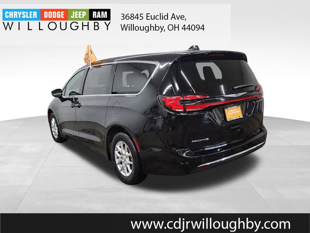 Used 2024 Chrysler Pacifica Touring-L FWD image 6
