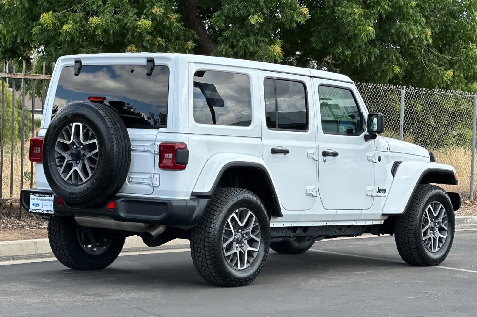 Used 2025 Jeep Wrangler Unlimited Sahara AWD/4WD video 2