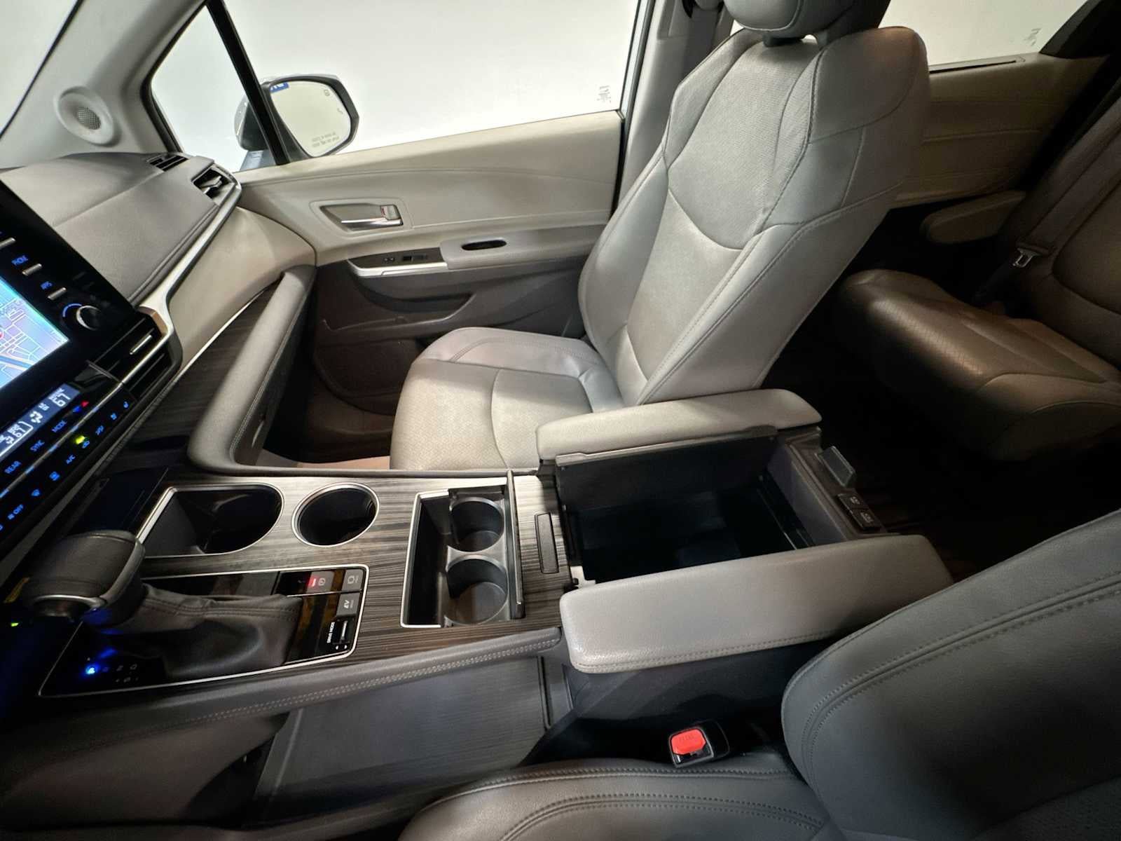 Used 2023 Toyota Sienna Limited AWD/4WD image 30