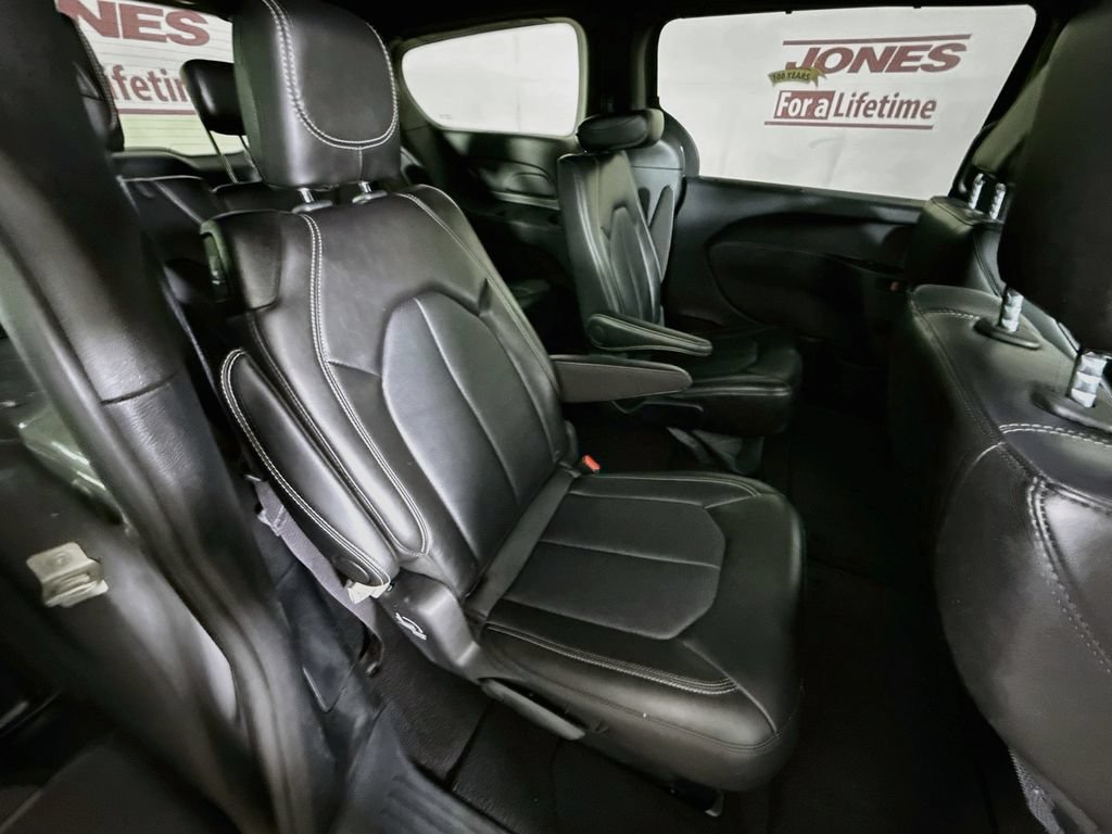 Used 2025 Chrysler Pacifica Select FWD image 32