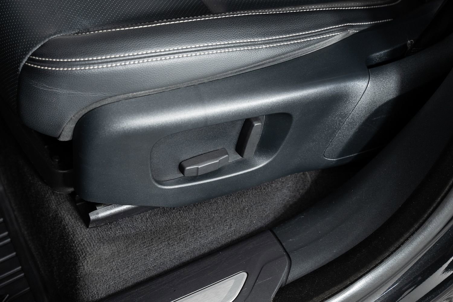 Used 2018 Land Rover Range Rover Velar R-Dynamic SE image 16