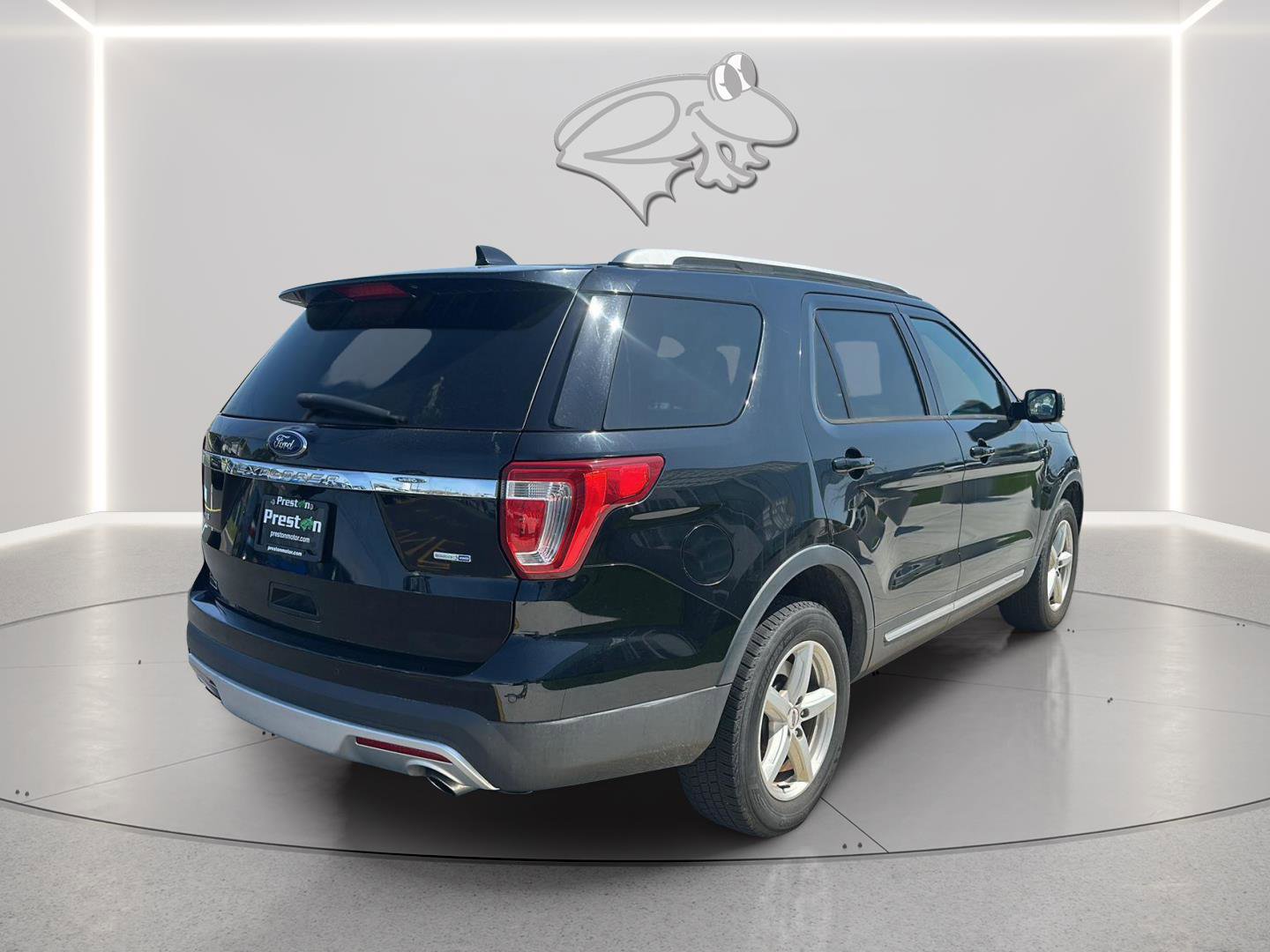 Used 2017 Ford Explorer XLT w/ Equipment Group 202A image 5