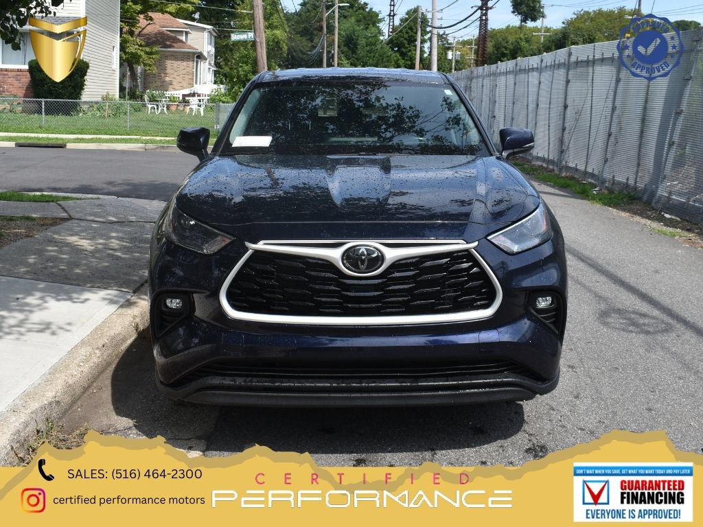 Used 2025 Toyota Highlander LE FWD image 1