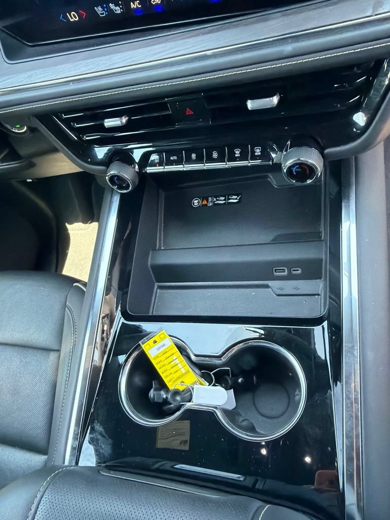 Used 2025 Chevrolet Suburban Premier AWD/4WD image 9