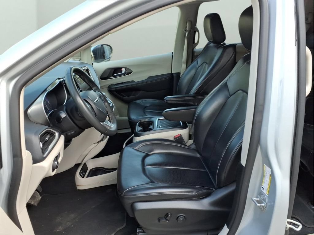 Used 2023 Chrysler Pacifica Touring-L FWD image 28