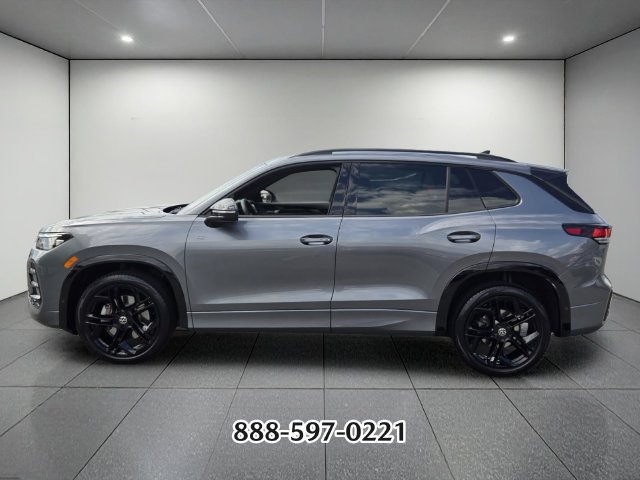 Used 2025 Volkswagen Tiguan SE R-Line AWD/4WD image 2