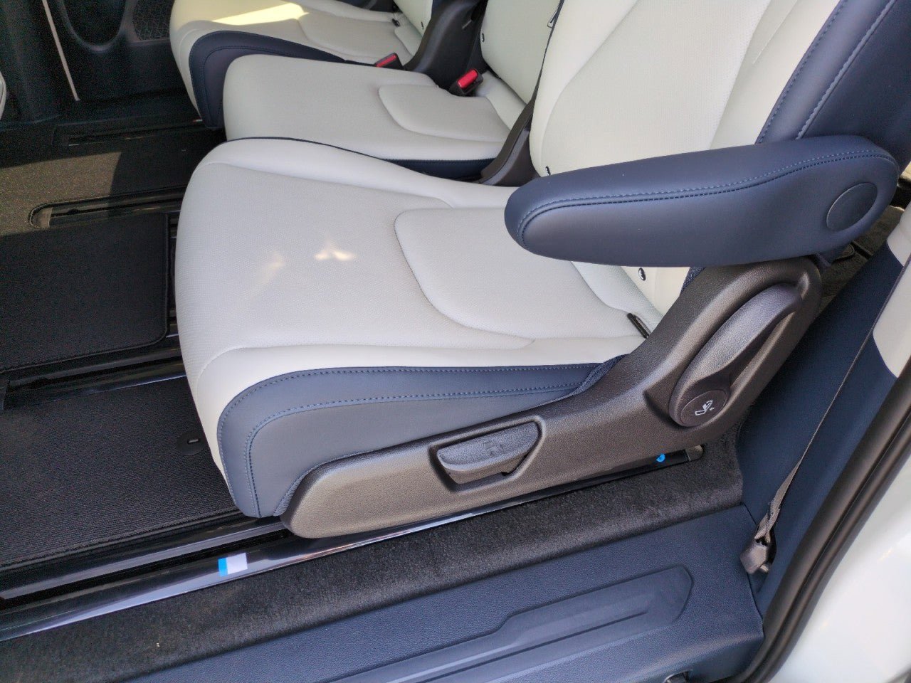 New 2026 Kia Carnival EX image 31