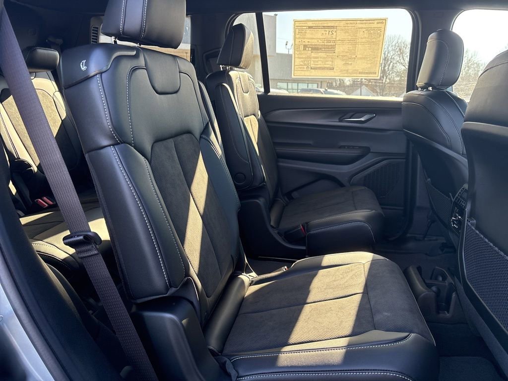 New 2025 Jeep Grand Cherokee L Laredo image 19
