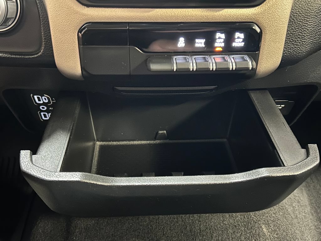 Used 2019 RAM 1500 Laramie AWD/4WD image 17