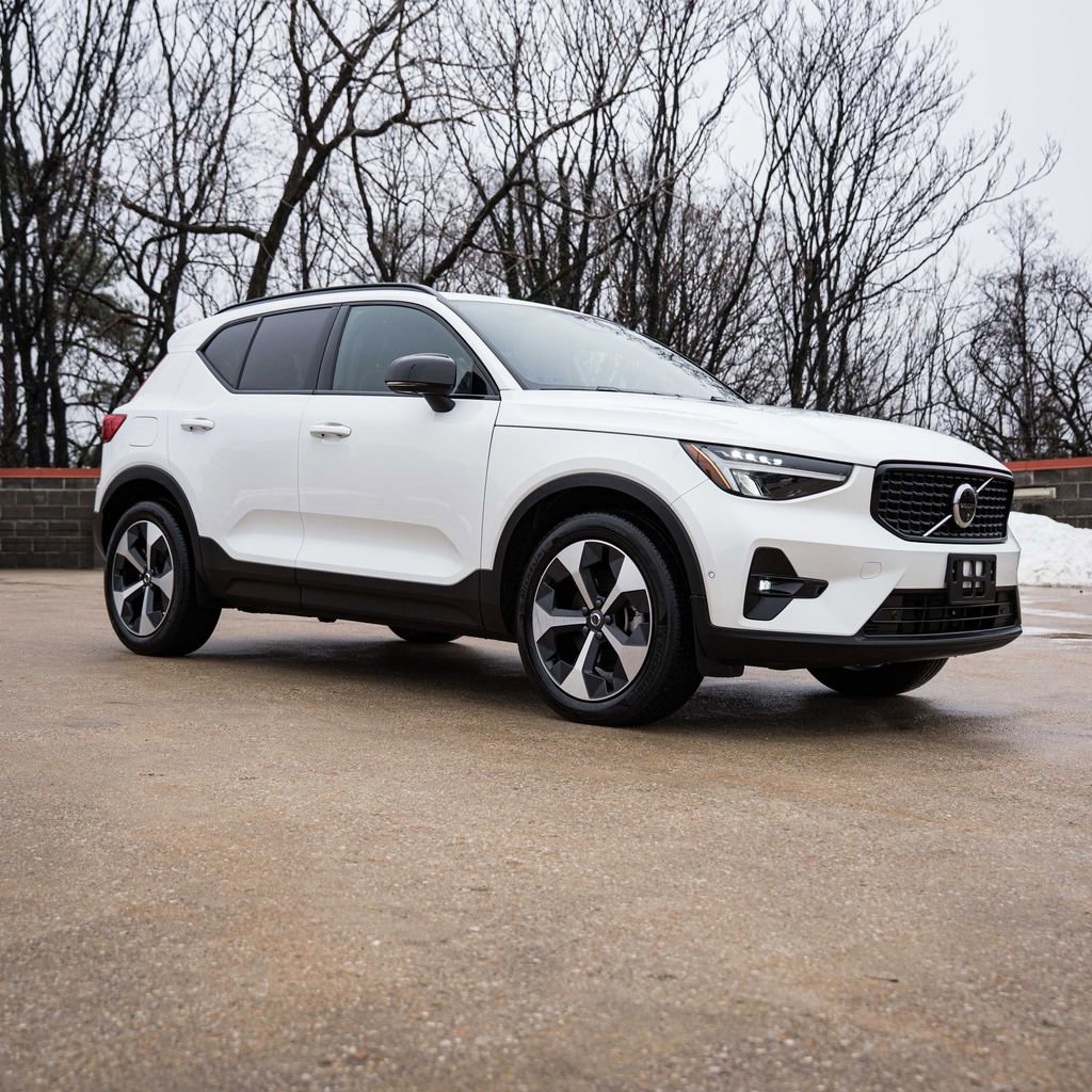 Certified 2025 Volvo XC40 B5 Plus image 7