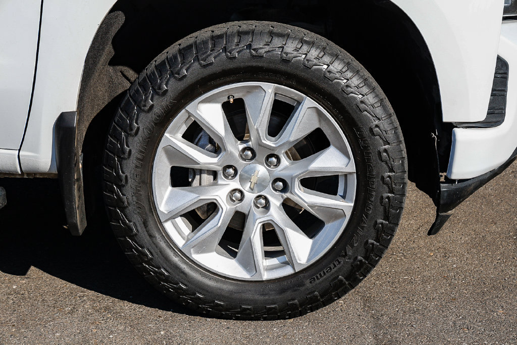 Used 2019 Chevrolet Silverado 1500 Custom w/ Custom Value Package AWD/4WD image 9