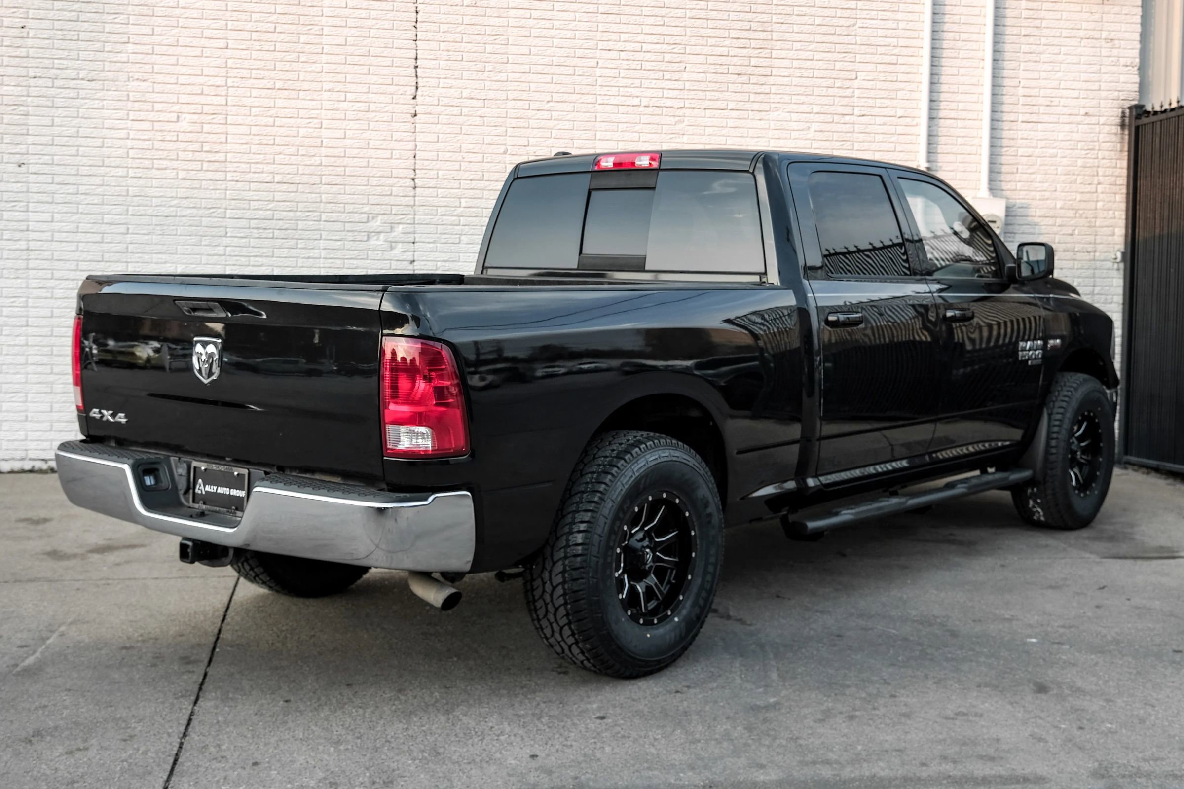 Used 2019 RAM 1500 Classic SLT image 7