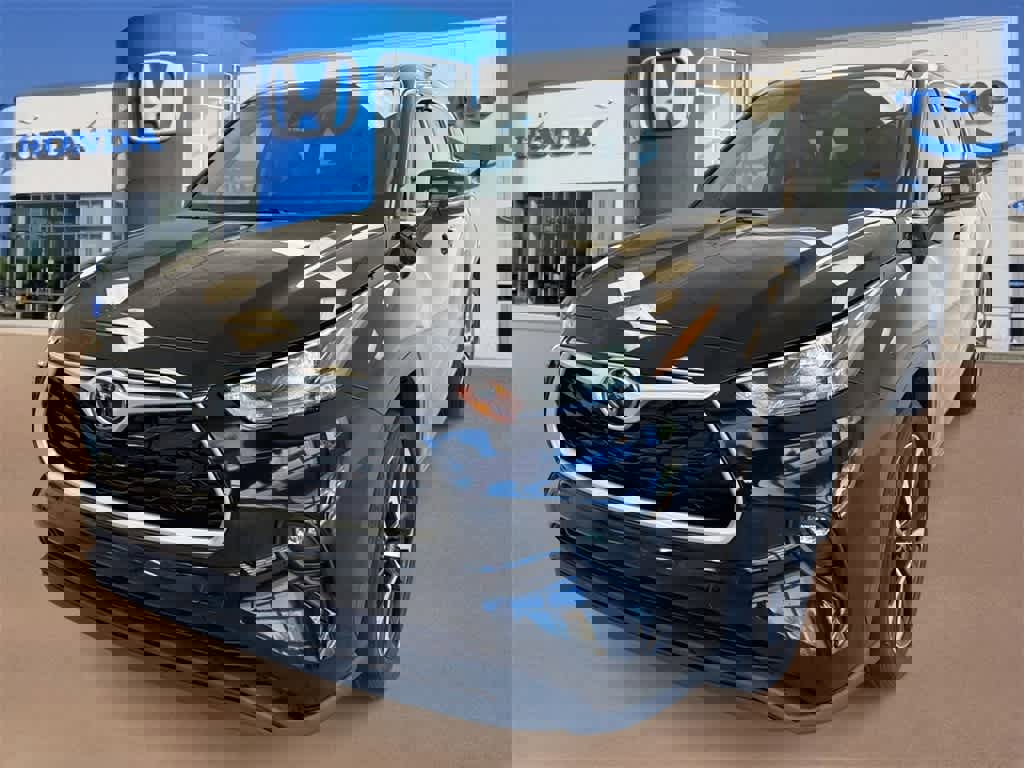 Used 2022 Toyota Highlander XLE image 1