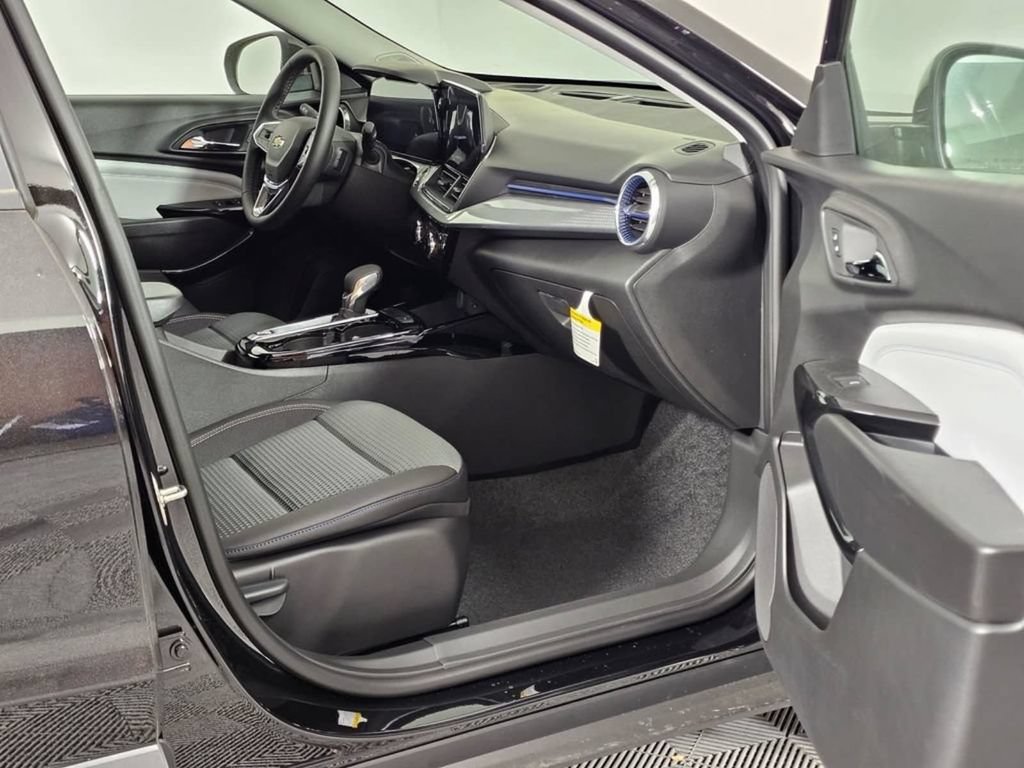 New 2026 Chevrolet Trax LT w/ LT Convenience Package FWD image 12