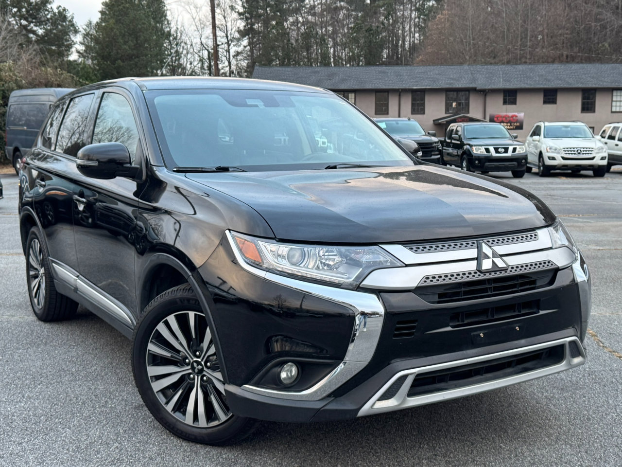 Used 2020 Mitsubishi Outlander SE image 1