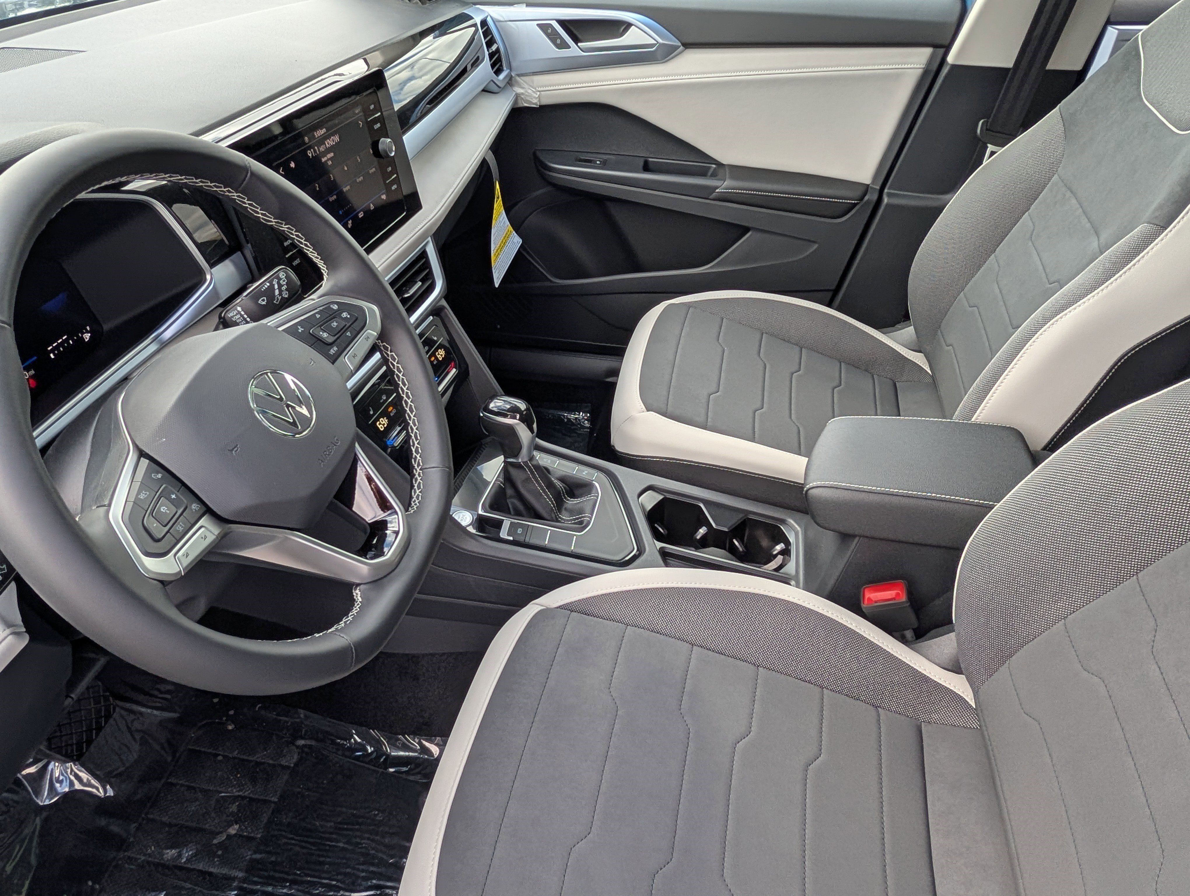 New 2026 Volkswagen Taos SE FWD image 6