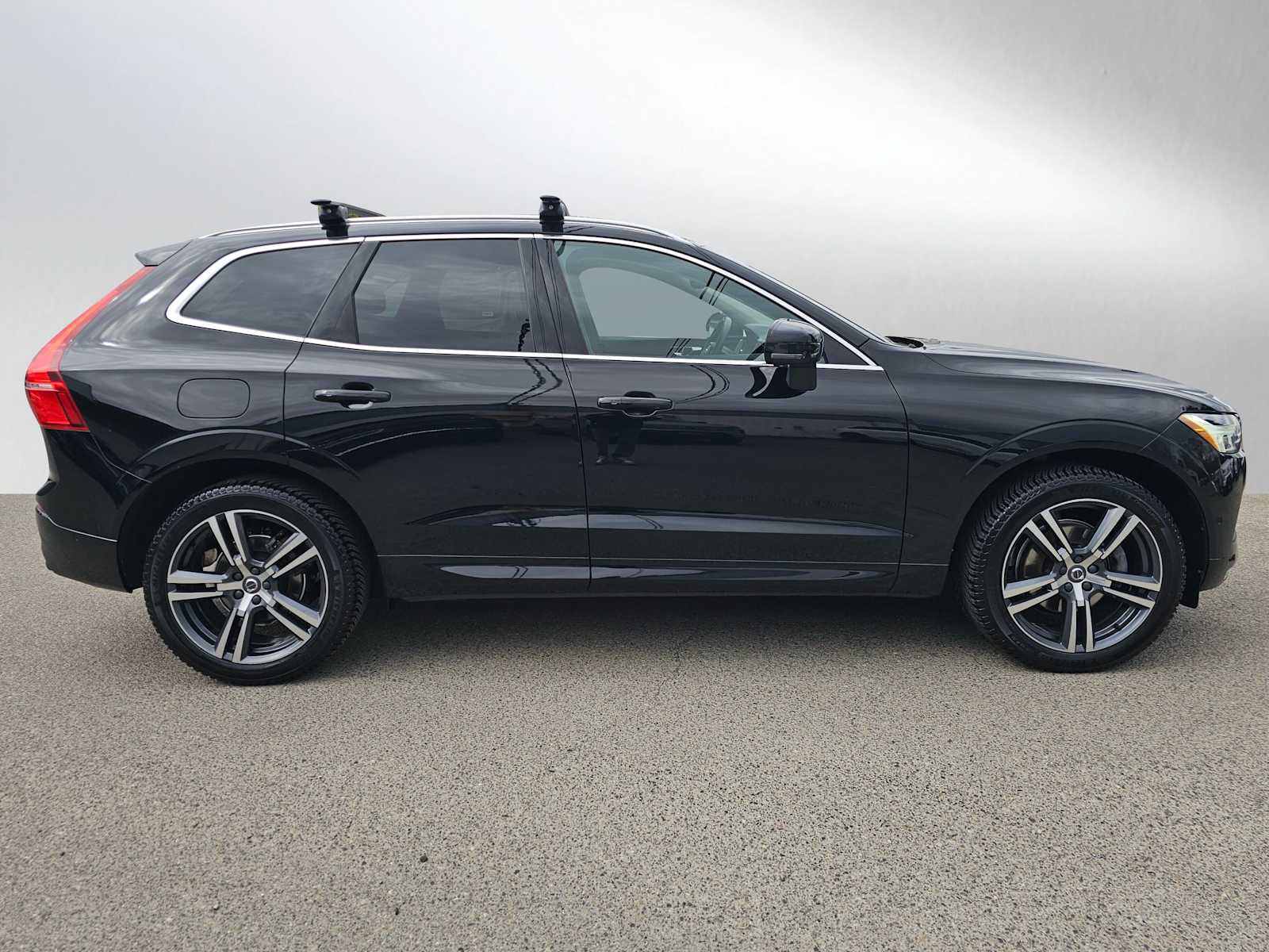 Used 2019 Volvo XC60 T5 Momentum w/ Multimedia Package image 2