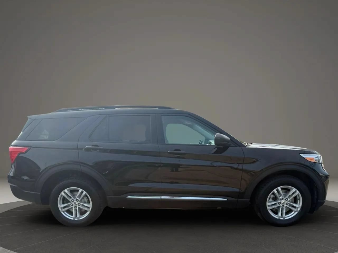 Used 2021 Ford Explorer XLT AWD/4WD image 4