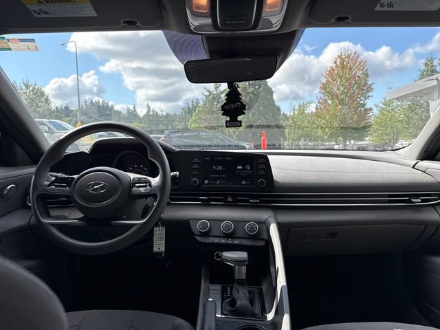 Used 2022 Hyundai Elantra SE FWD image 11