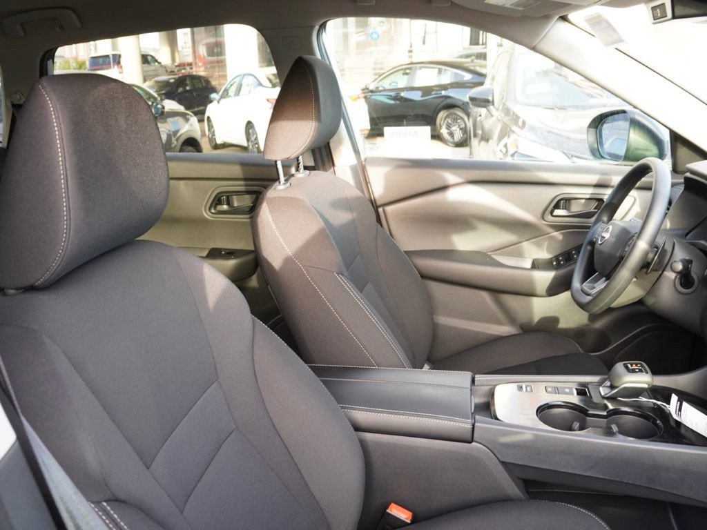 New 2025 Nissan Rogue S image 18