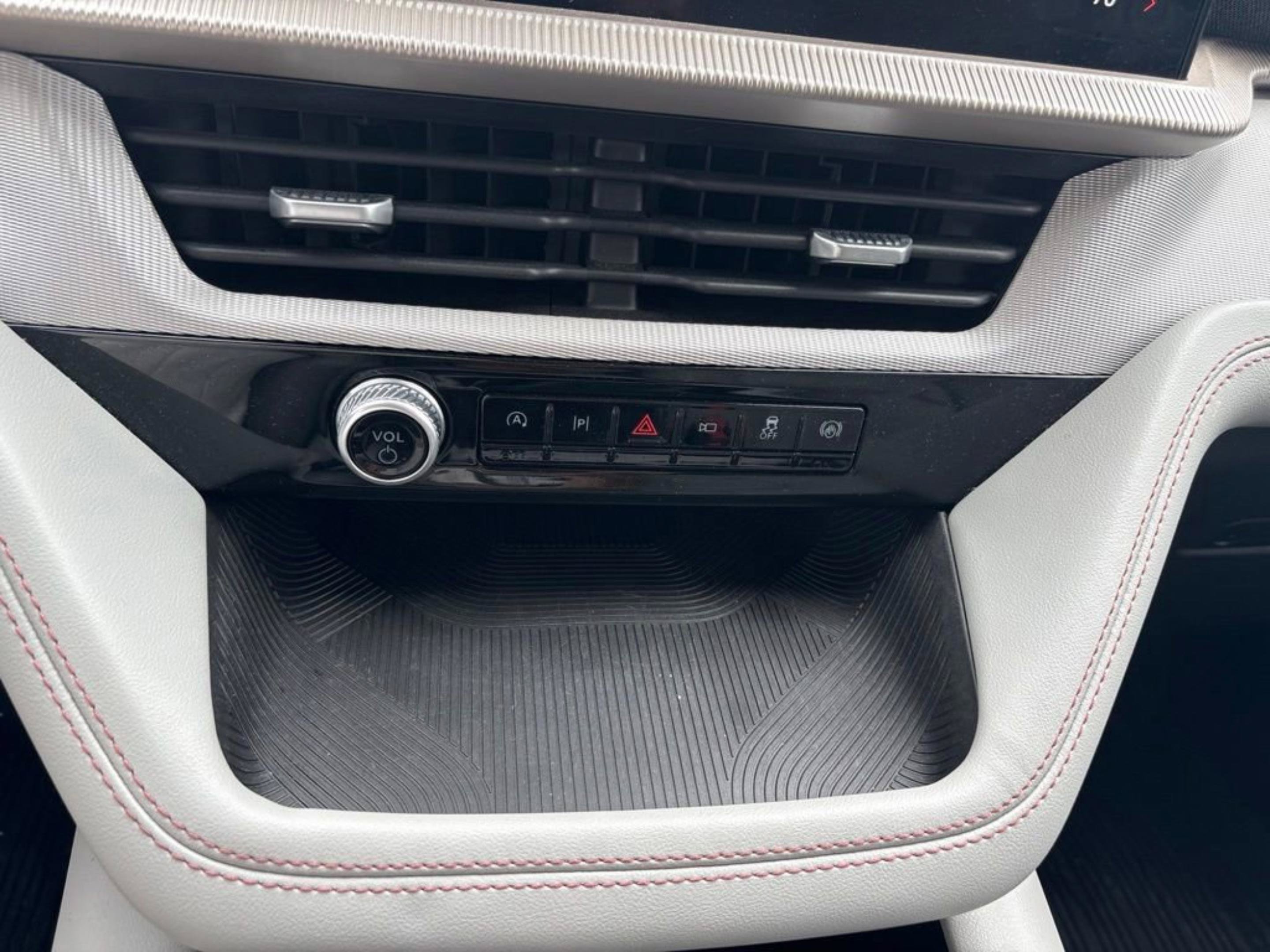 Used 2025 Ford Explorer Active w/ Active Comfort Package RWD image 17