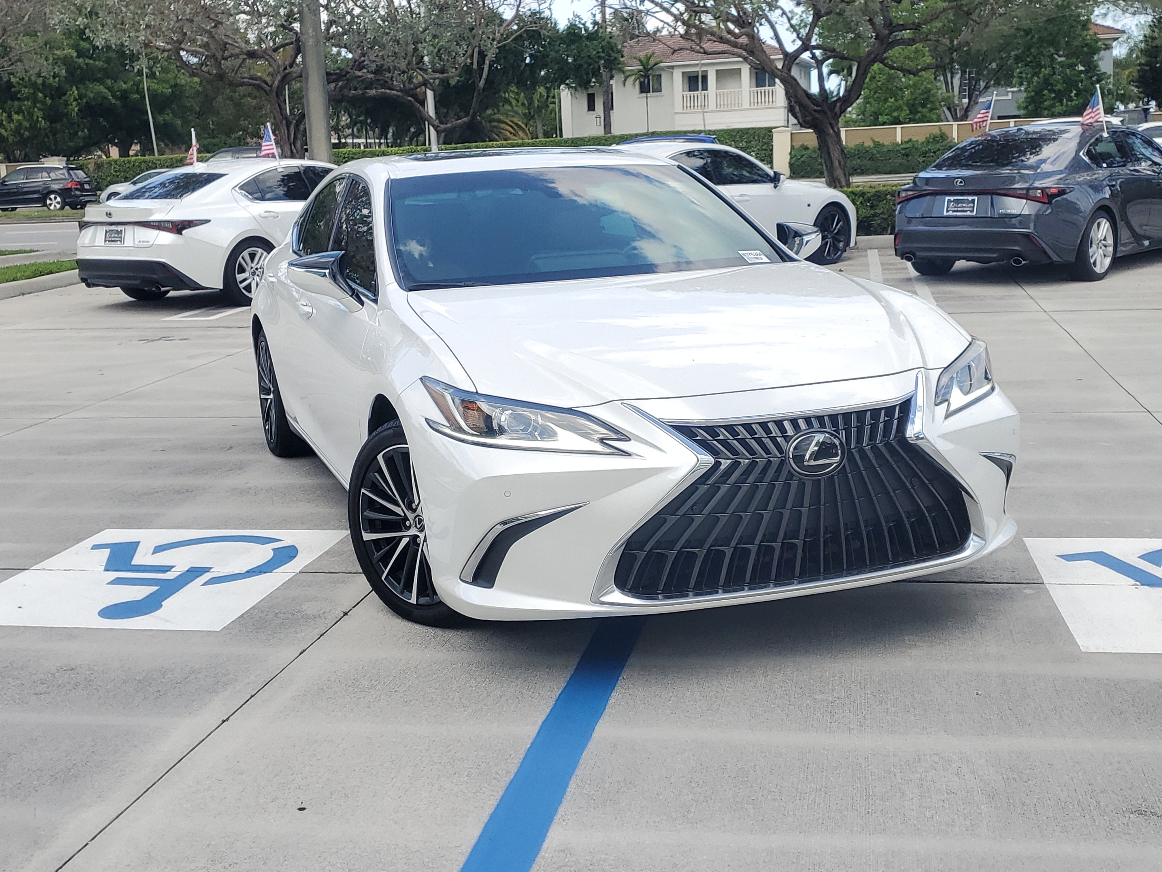 Used 2025 Lexus ES 350 w/ Premium Package FWD image 2