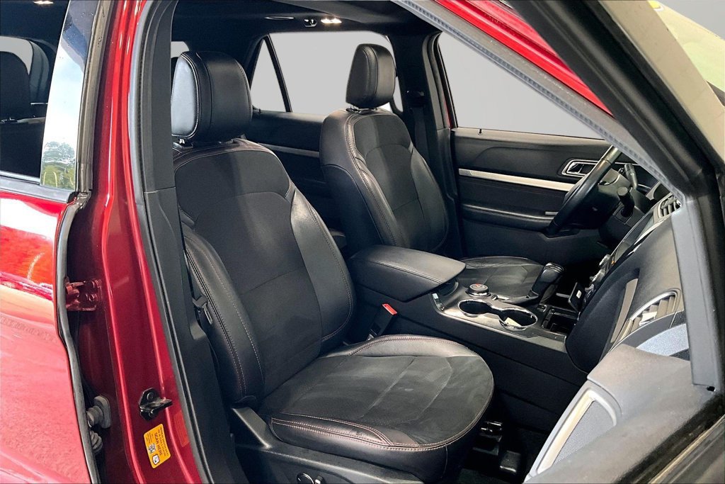 Used 2018 Ford Explorer XLT w/ XLT Appearance Package AWD/4WD image 29