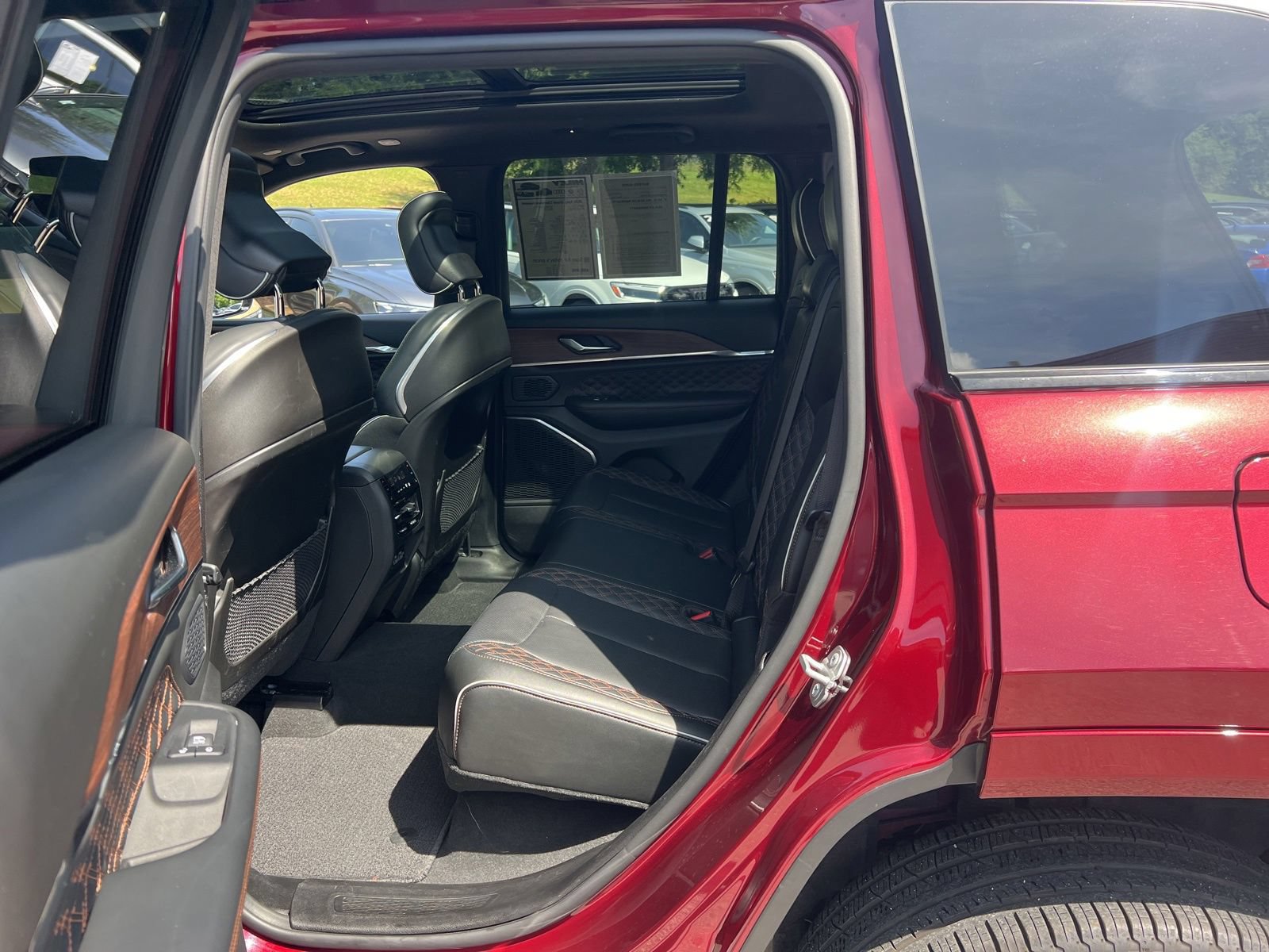 Used 2025 Jeep Grand Cherokee Summit AWD/4WD image 36