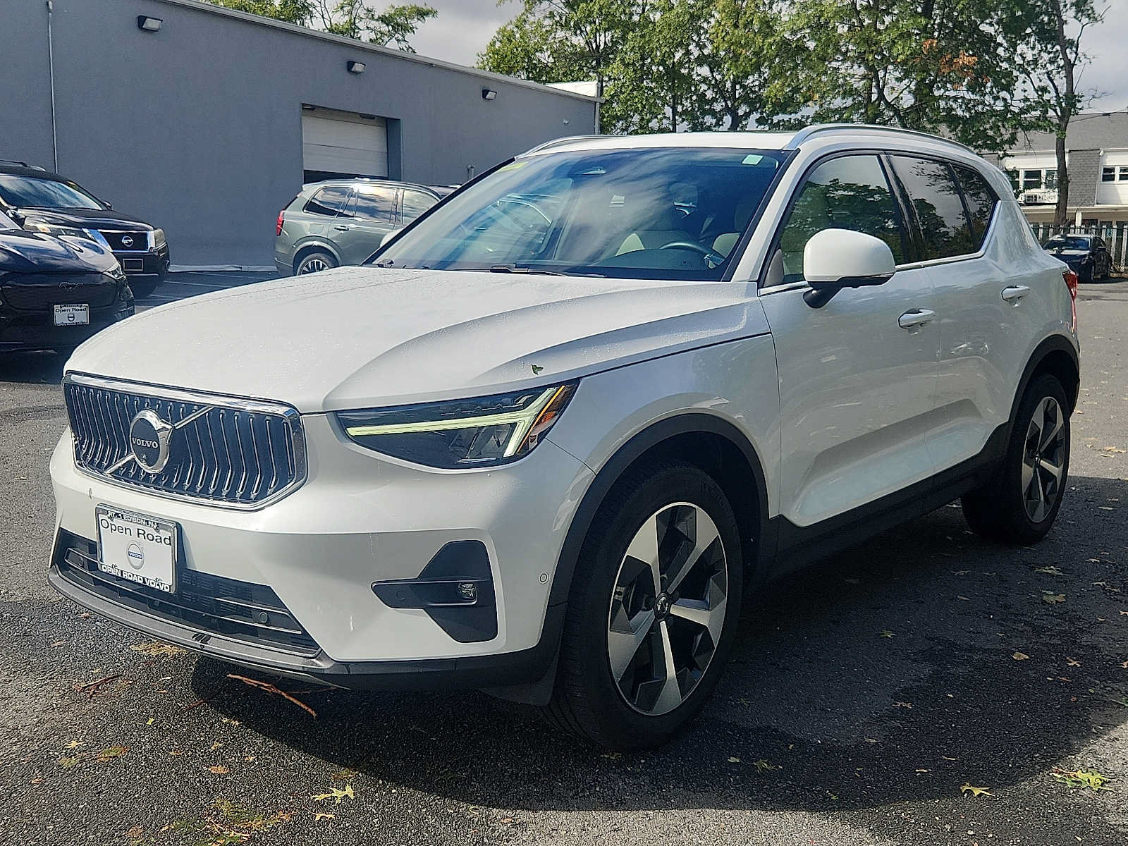 Used 2023 Volvo XC40 B5 Plus w/ Driver Assist Package AWD/4WD image 3