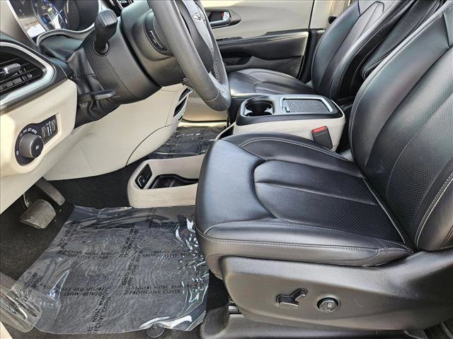 Used 2024 Chrysler Pacifica Touring-L image 15