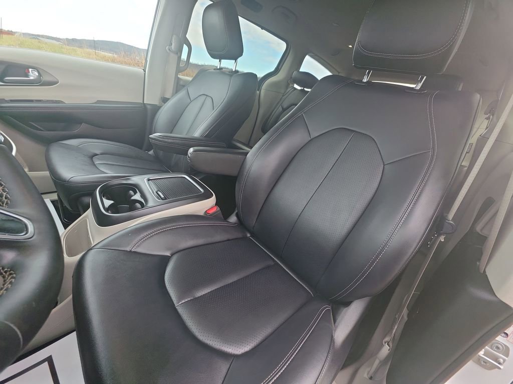 Used 2024 Chrysler Pacifica Touring-L FWD image 11