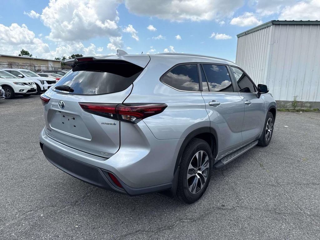 Used 2024 Toyota Highlander XLE FWD image 8