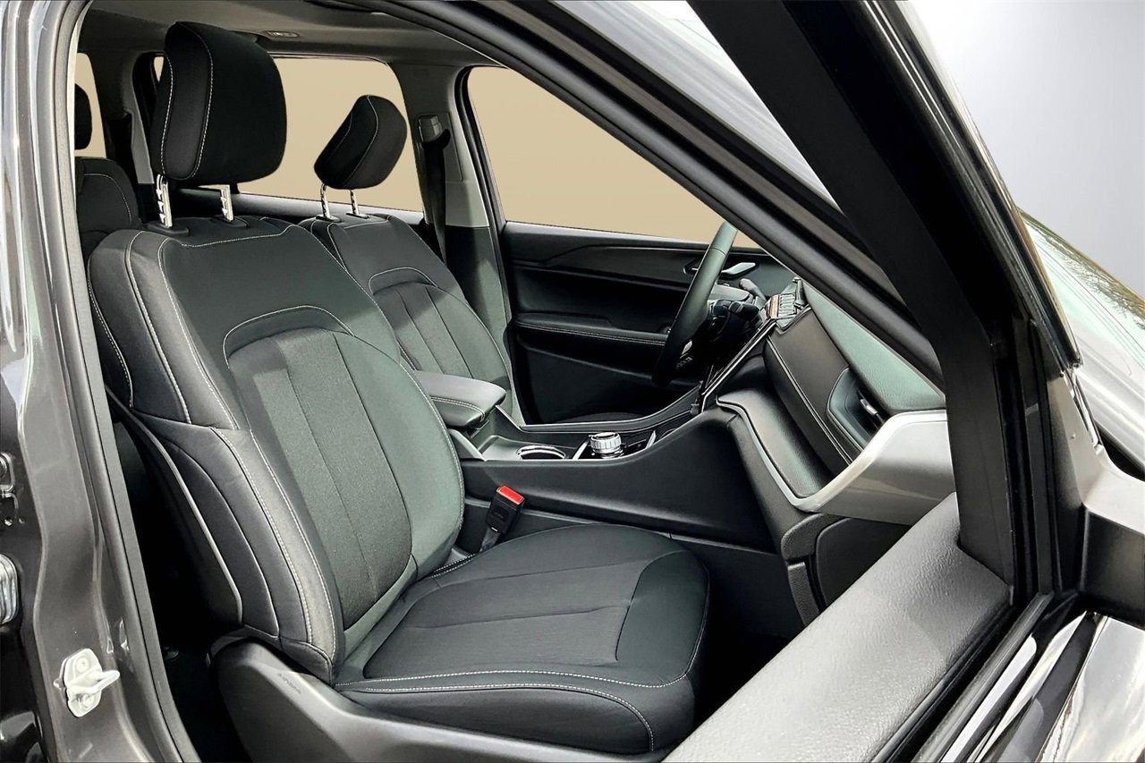 Certified 2024 Jeep Grand Cherokee Laredo X image 22