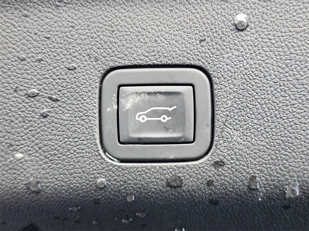 Used 2025 GMC Yukon XL AT4 image 33