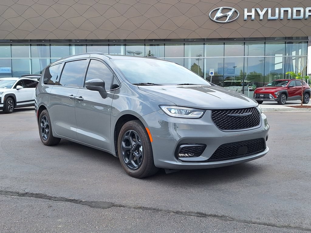 Used 2022 Chrysler Pacifica Touring-L w/ S Appearance Package FWD image 1
