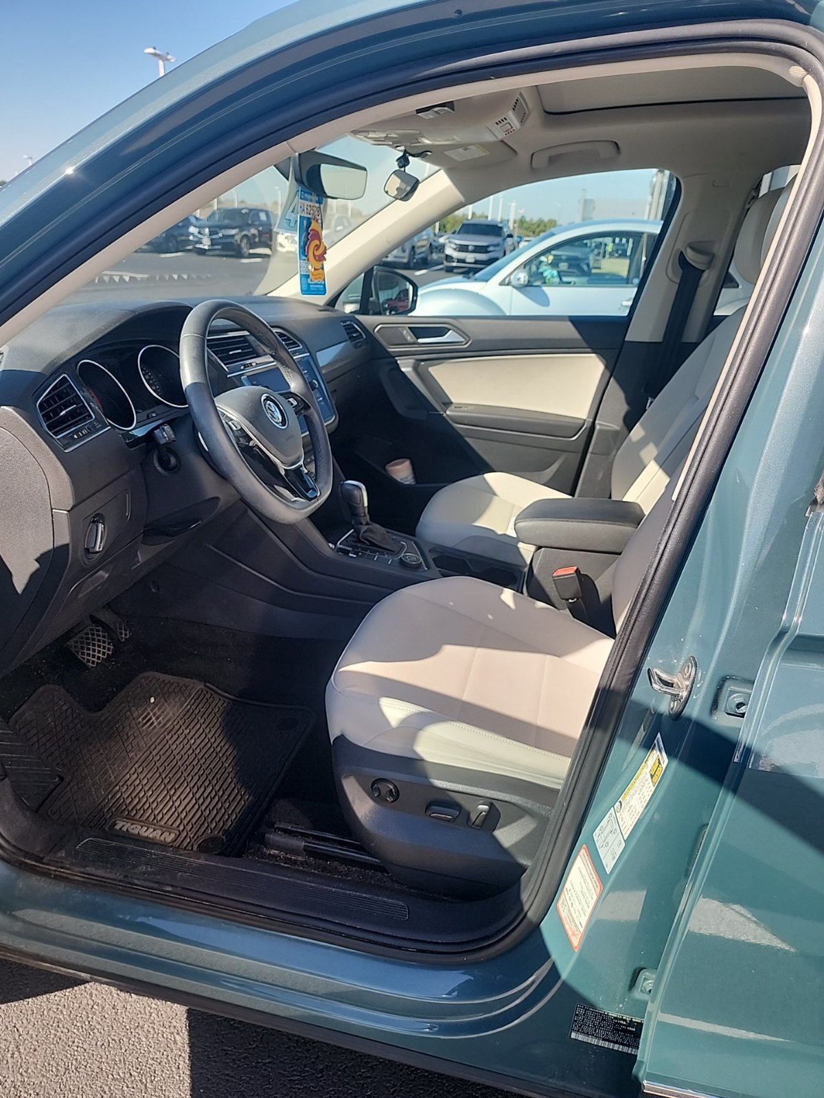Used 2020 Volkswagen Tiguan SE w/ Panoramic Sunroof Package AWD/4WD image 9