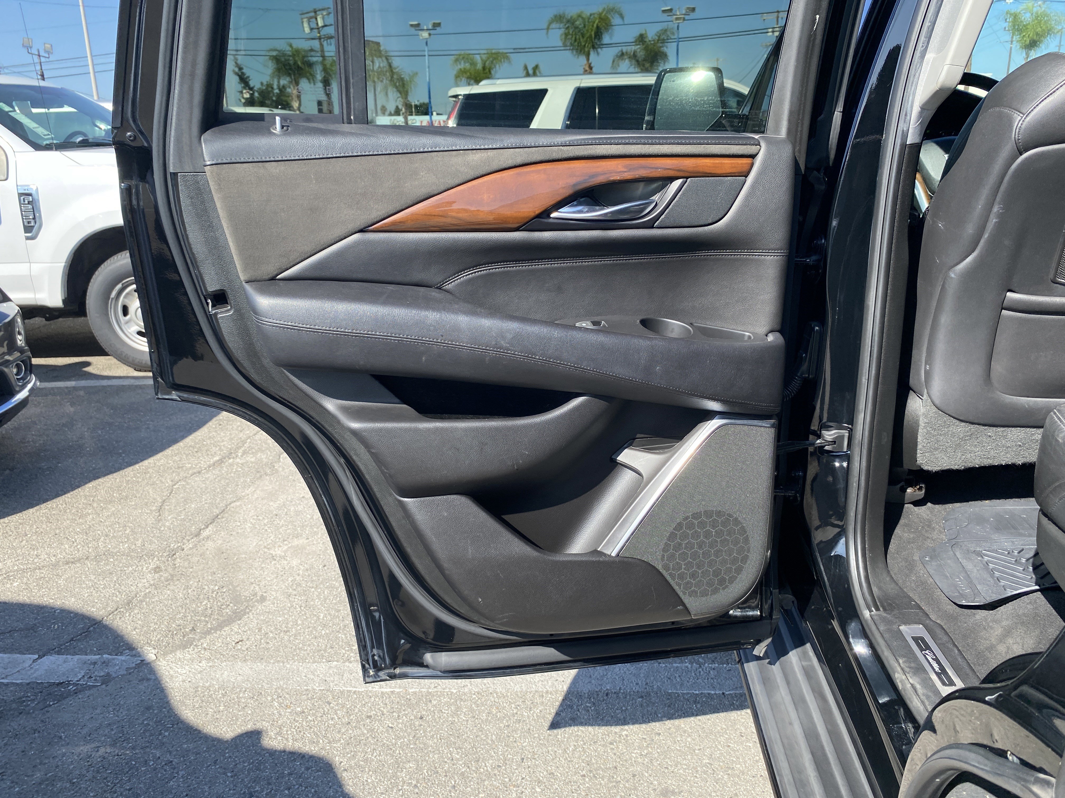 Used 2018 Cadillac Escalade Luxury image 19