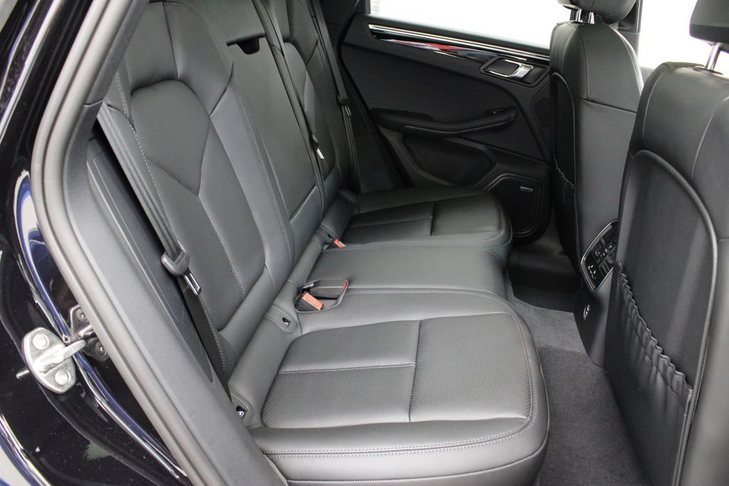 Certified 2025 Porsche Macan AWD/4WD image 27